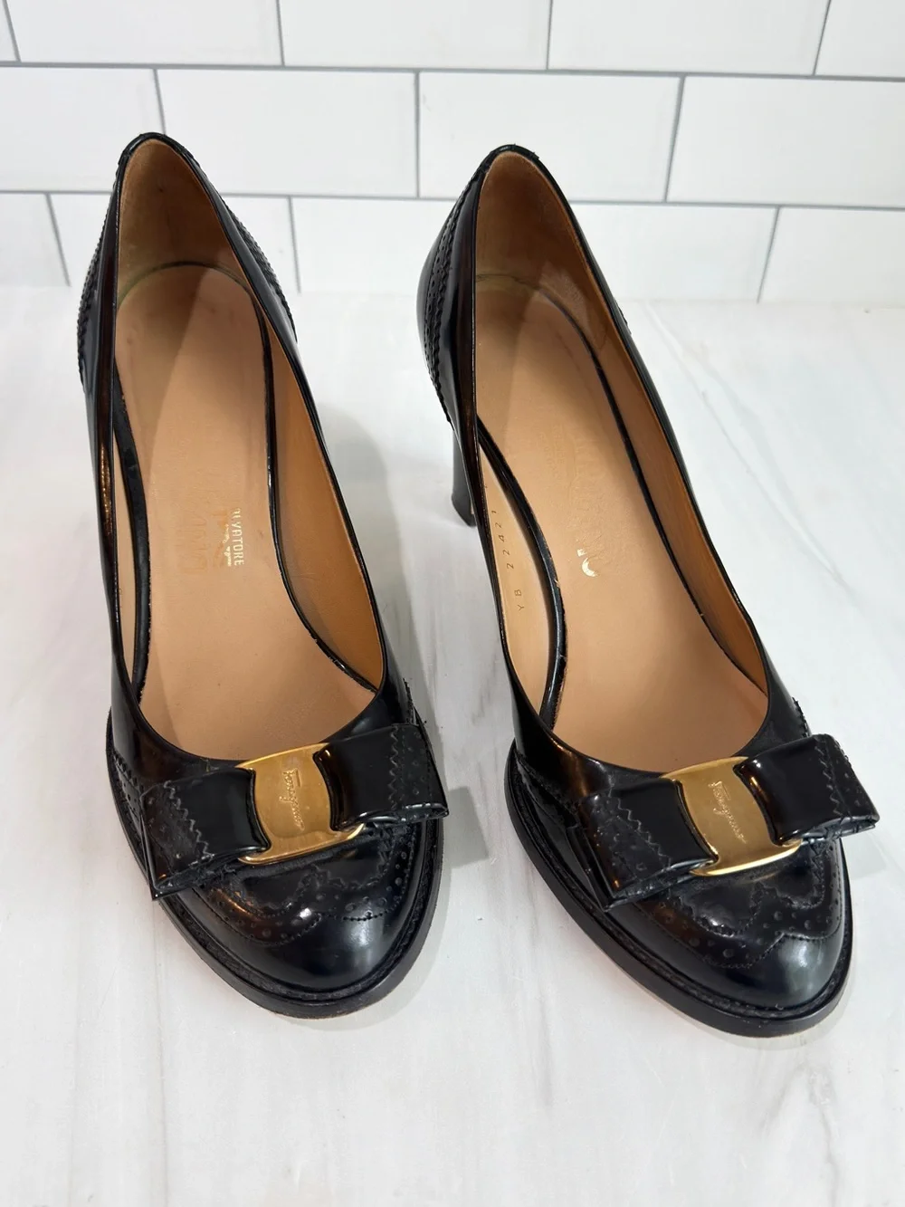 SALVATORE FERRAGAMO VERA STYLE BOW PUMPS WINGTIP BAROQUE DETAILS SIZE 7.5 CAREER